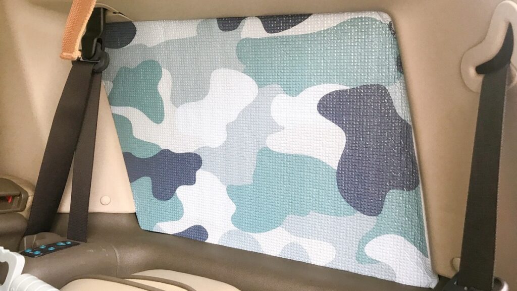 レジャーシートで目隠しを自作！SUVランドローバーの車中泊に