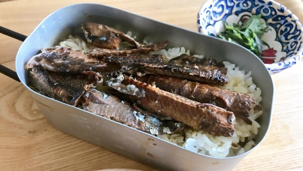 【メスティン】缶1つで簡単ウマ！さんまの蒲焼き丼レシピ