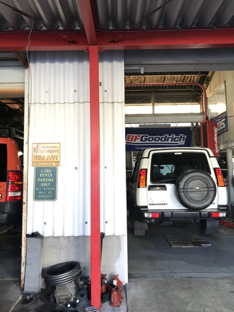 【ランドローバー】エアサスが劣化！後輪の片方が傾く