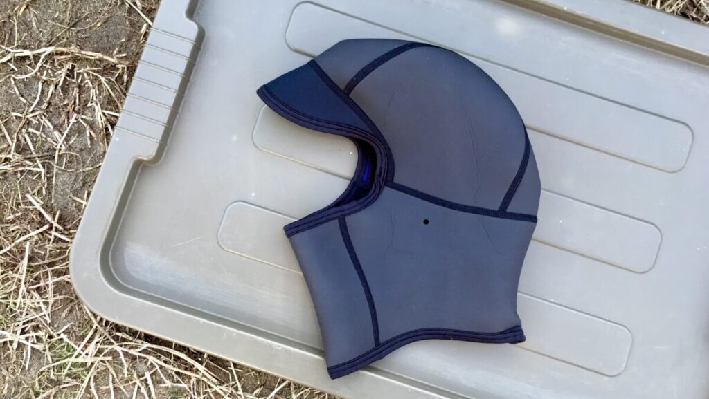 ヘッドキャップで冬サーフィンが超快適！かぶり方とおすすめ