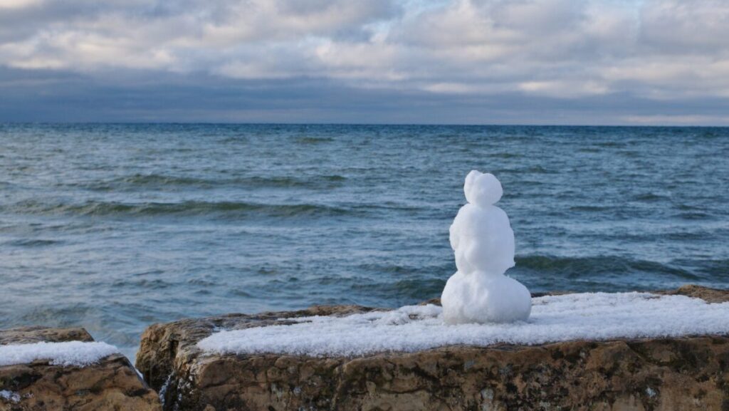 サーフィン寒さ対策はこれで万全！水中カイロに豆知識も