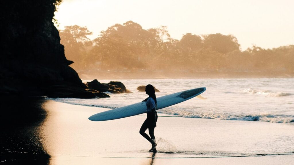 サーフィンブーツおすすめ&選び方！話題のワークマンも