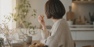 産後にお腹空くのは普通？止まらない食欲の原因と太らない間食対策